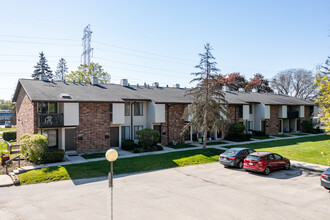 Village Park in Hales Corners, WI - Foto de edificio - Building Photo