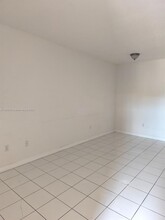 7050 NW 177th St in Hialeah, FL - Foto de edificio - Building Photo