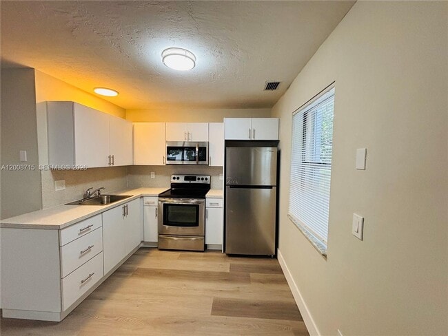 1011 SW 8th St in Hallandale Beach, FL - Building Photo - Building Photo