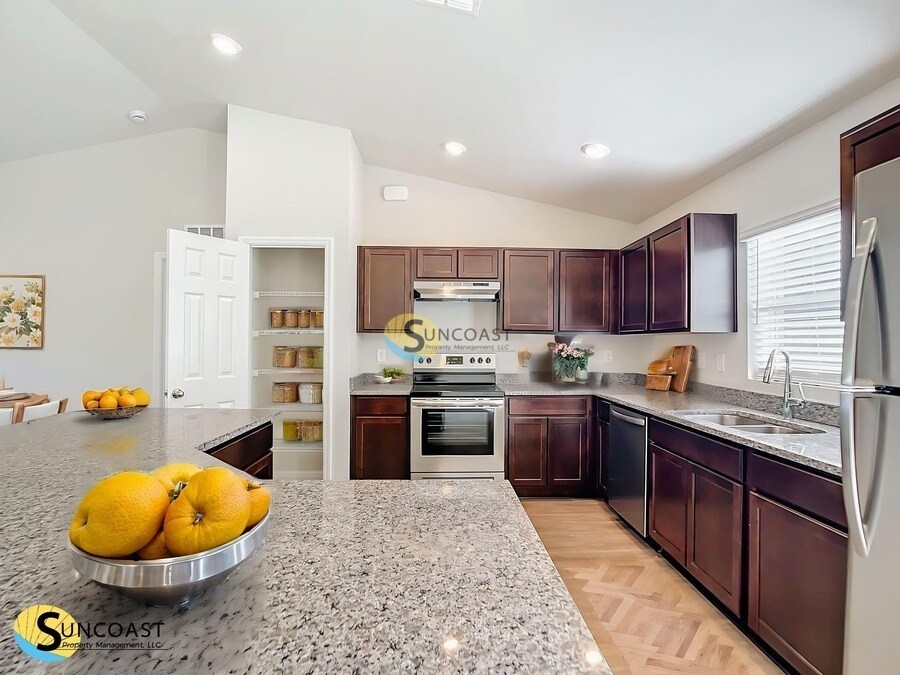 8013 SW Hwy 484 in Ocala, FL - Foto de edificio