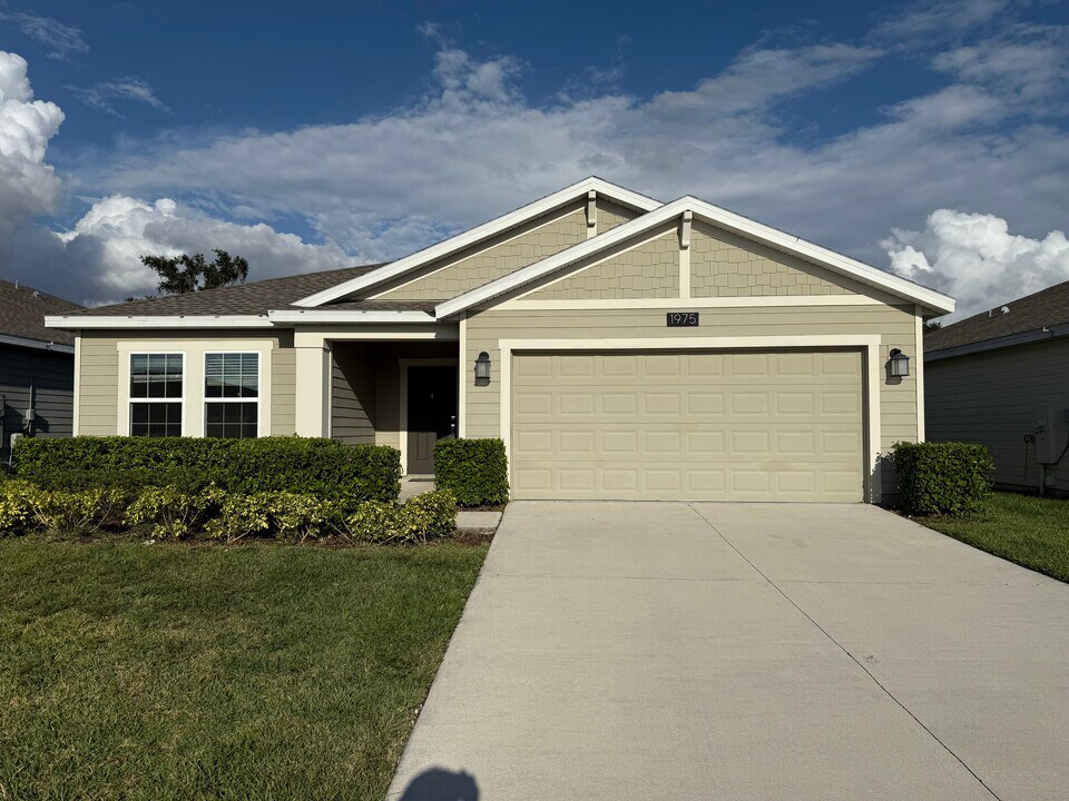 1975 Cricket Cradle Dr in Kissimmee, FL - Building Photo