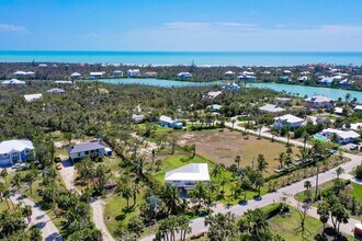 6093 Henderson Rd in Sanibel, FL - Foto de edificio - Building Photo