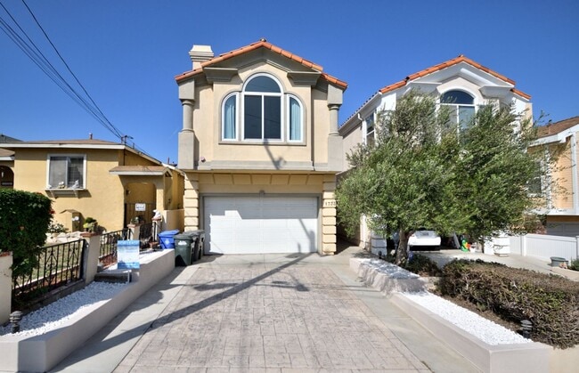 property at 1733 Havemeyer Ln