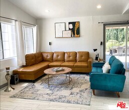 22937 Wyandotte St in Los Angeles, CA - Building Photo - Building Photo