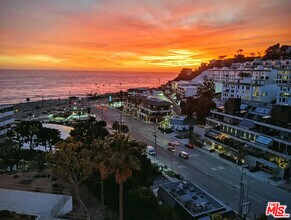 17352 Sunset Blvd in Los Angeles, CA - Building Photo - Building Photo