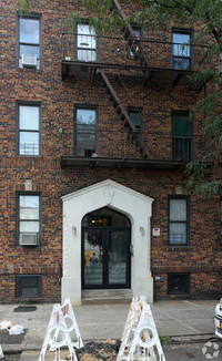 40-15 99th St in Corona, NY - Foto de edificio - Building Photo