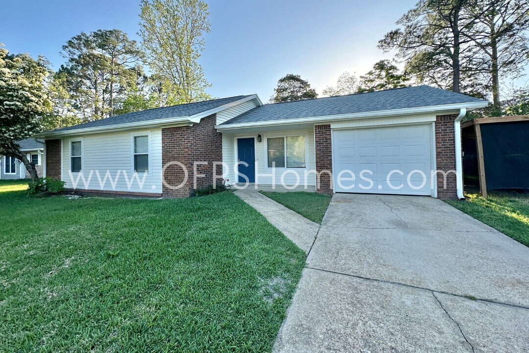 1104 Greentree Ct in Fort Walton Beach, FL - Building Photo