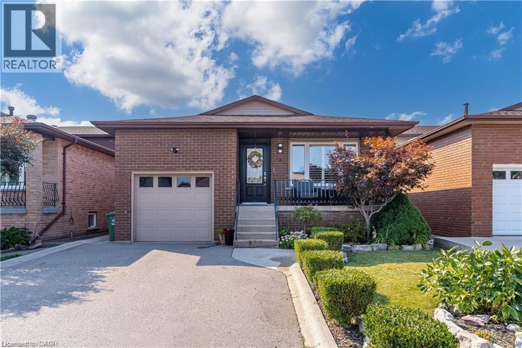 18 Charing Dr in Hamilton, ON - Building Photo