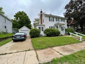 2209 Iowa St in Cedar Falls, IA - Foto de edificio - Building Photo