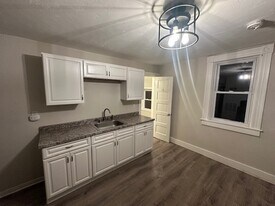 16 Bradley St in Putnam, CT - Building Photo