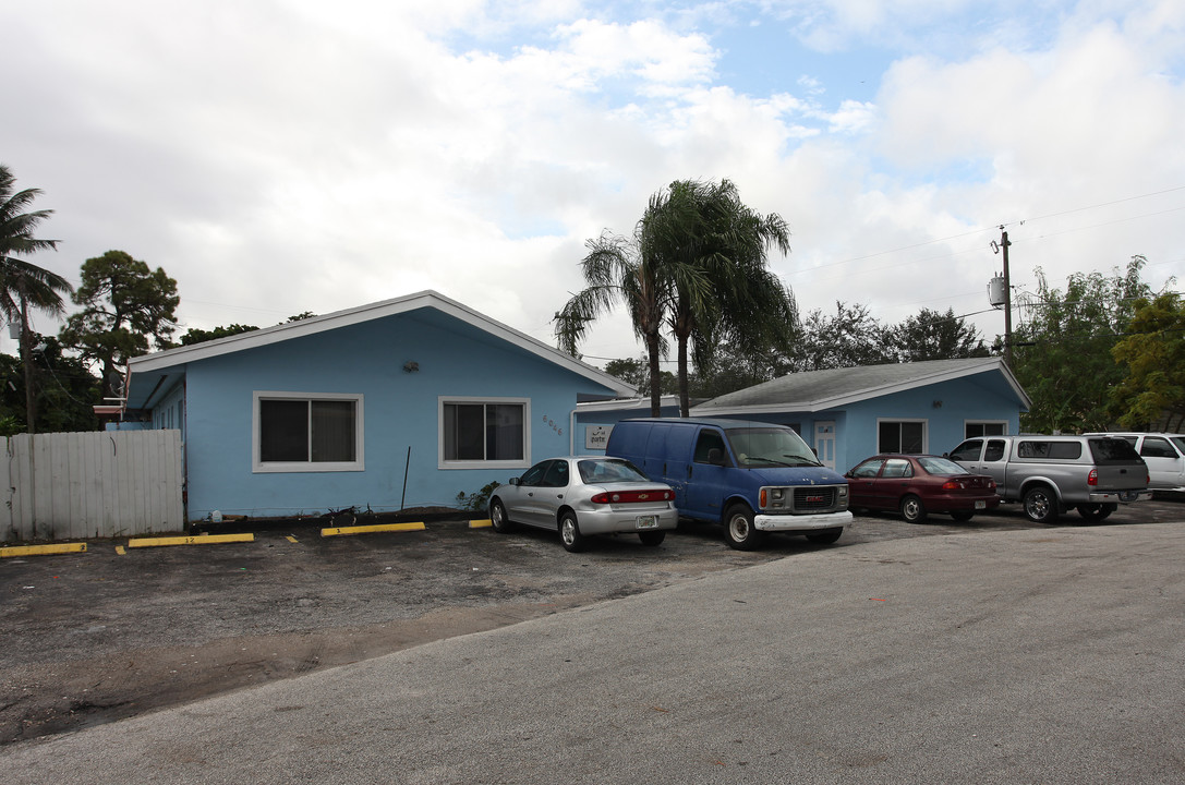 6046 Polk St in Hollywood, FL - Building Photo