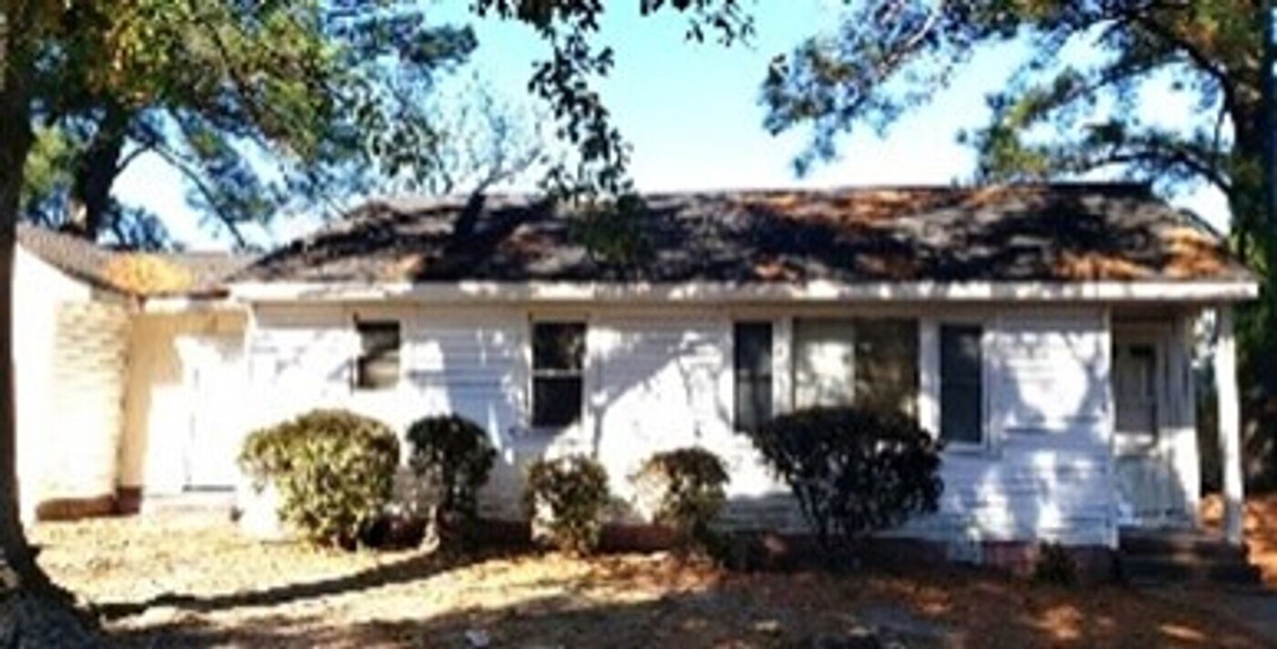 201 N Sylvan Dr in Greenville, NC - Building Photo