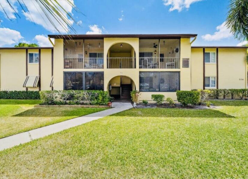 334 Pine Ridge Cir in Greenacres, FL - Building Photo
