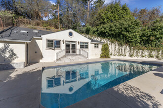 1147 N Wetherly Dr in Los Angeles, CA - Building Photo - Building Photo