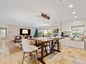 6300 SW 48th St in Miami, FL - Building Photo - Building Photo