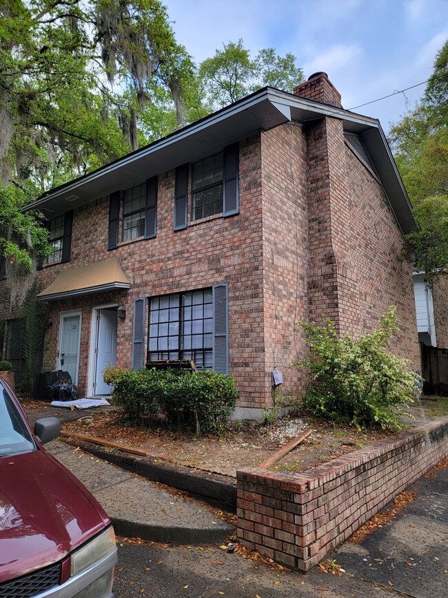 property at 2220 E Victory Dr