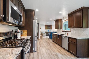 1212 Circle Dr in Ashwaubenon, WI - Building Photo