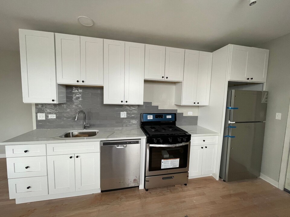 3225 W Catalpa Ave, Unit 2 in Chicago, IL - Building Photo