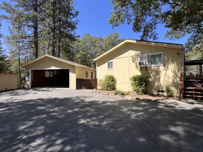 17093 Cobblestone Ln in Nevada City, CA - Building Photo - Building Photo