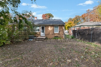 2042 S Pinecrest St in Wichita, KS - Building Photo - Building Photo