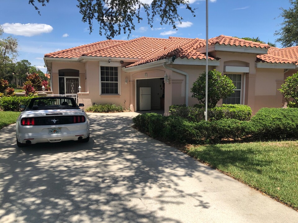 9151 Las Maderas Dr in Bonita Springs, FL - Foto de edificio