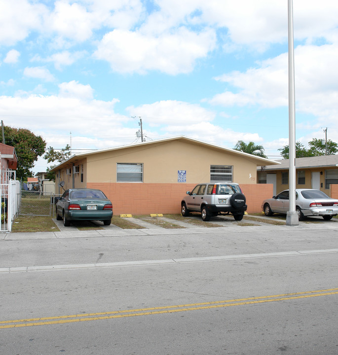 69-75 W 25th St in Hialeah, FL - Building Photo