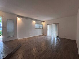 2700 S University Dr in Davie, FL - Building Photo