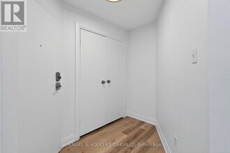 103 Thomas St in Oakville, ON - Building Photo - Building Photo