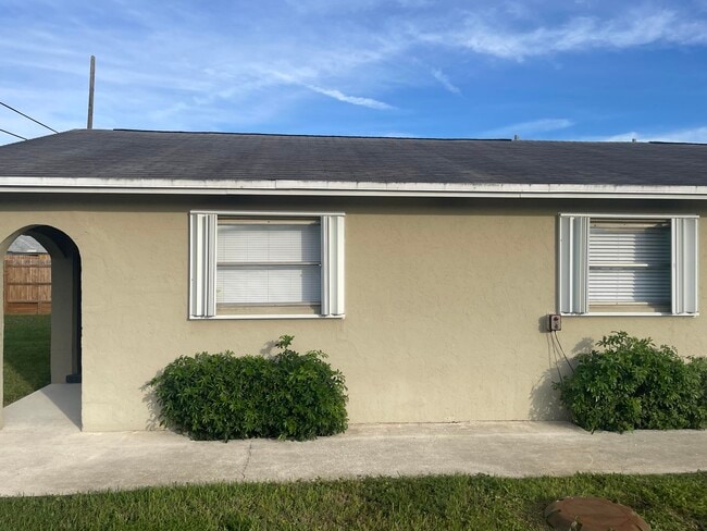 4717 Carver St in Greenacres, FL - Building Photo - Building Photo