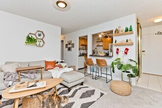 2740 N Pine Grove Ave in Chicago, IL - Foto de edificio - Building Photo