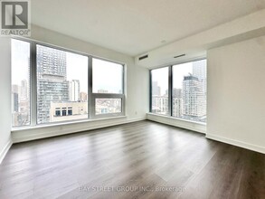 8-1908 Wellesley St W in Toronto, ON - Building Photo - Building Photo