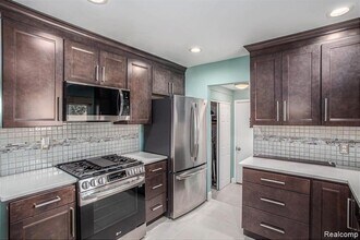 1035 Wyman Dr in Waterford Township, MI - Foto de edificio - Building Photo