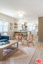 825 Superba Ave in Los Angeles, CA - Building Photo - Building Photo