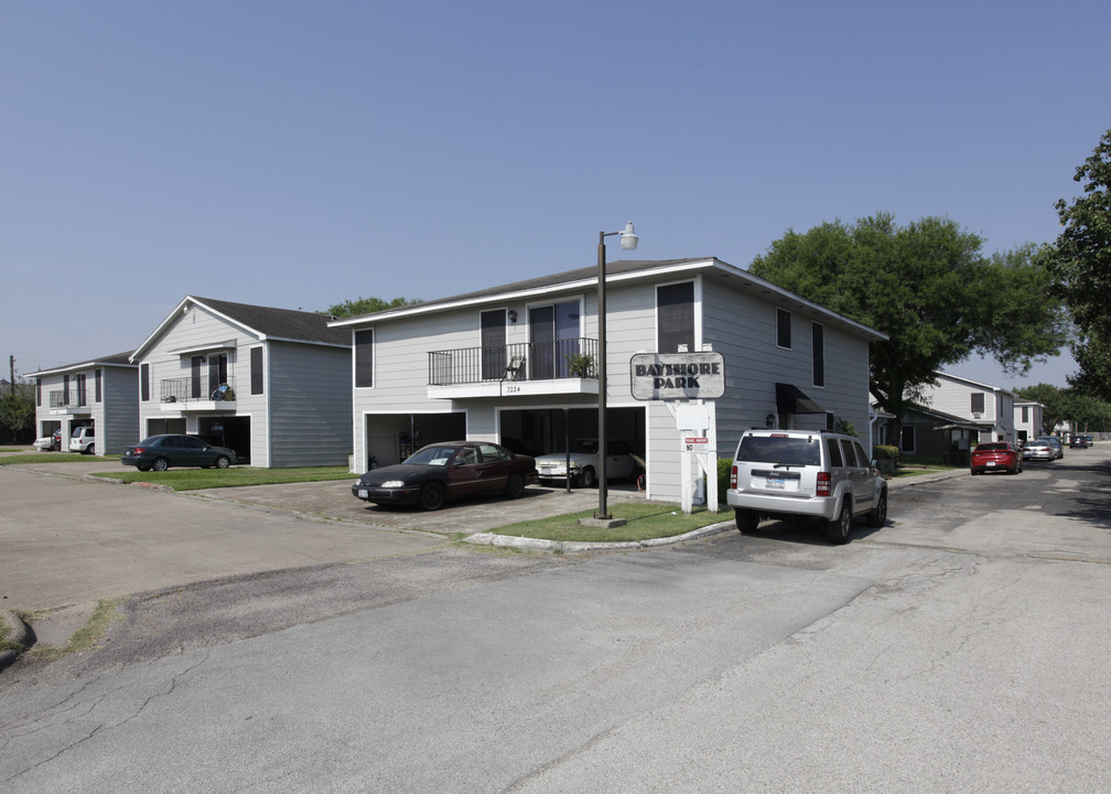 Bayshore Park Apartments in Pasadena, TX - Building Photo