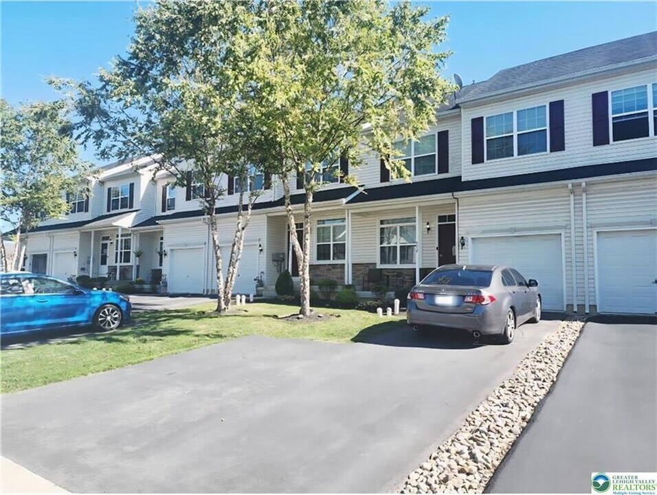 972 King Way in Breinigsville, PA - Building Photo