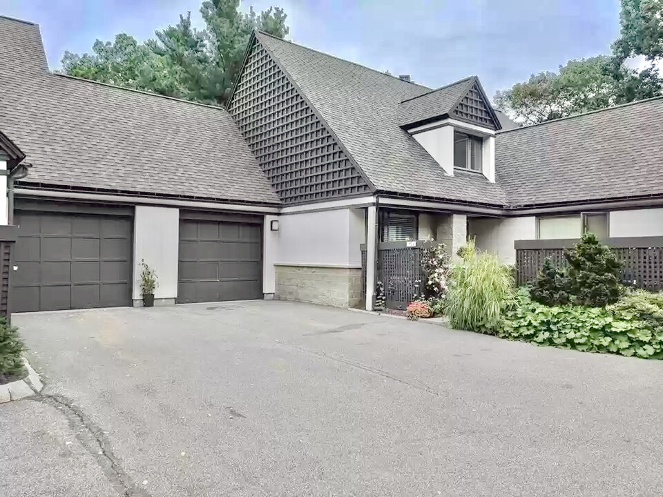 253 Nahanton St in Newton, MA - Building Photo