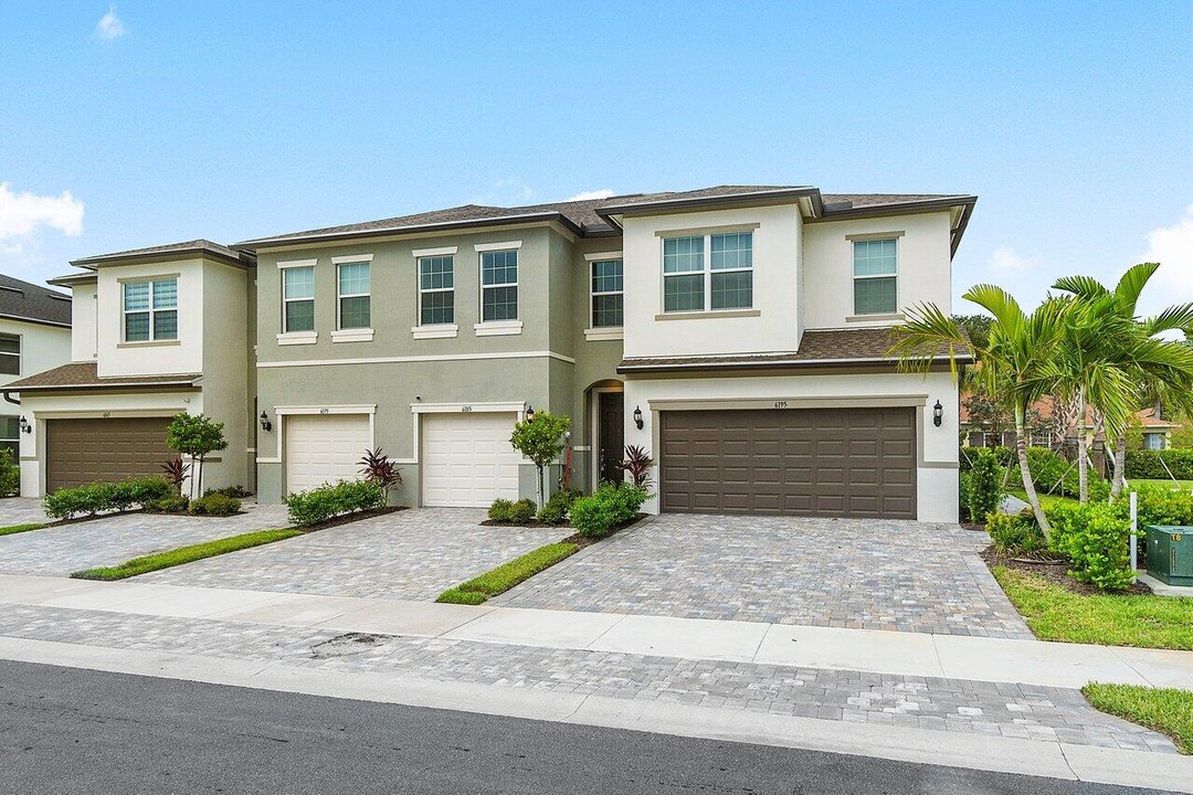 6185 Planta LN in Greenacres, FL - Foto de edificio