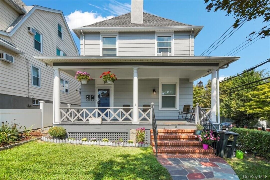 1 Bayview Ave in New Rochelle, NY - Building Photo