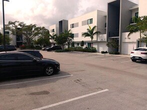 3050 NW 68th St in Fort Lauderdale, FL - Building Photo - Building Photo