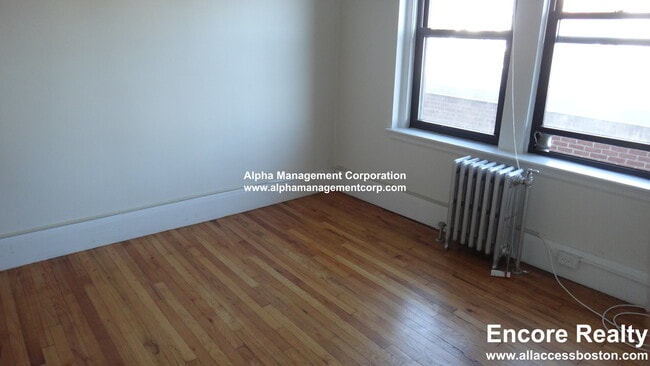 349 Pleasant St in Malden, MA - Foto de edificio - Building Photo