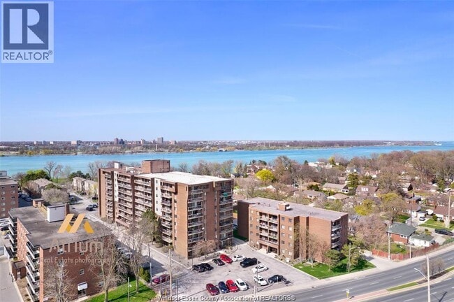 3936 Wyandotte St E in Windsor, ON - Foto de edificio - Building Photo