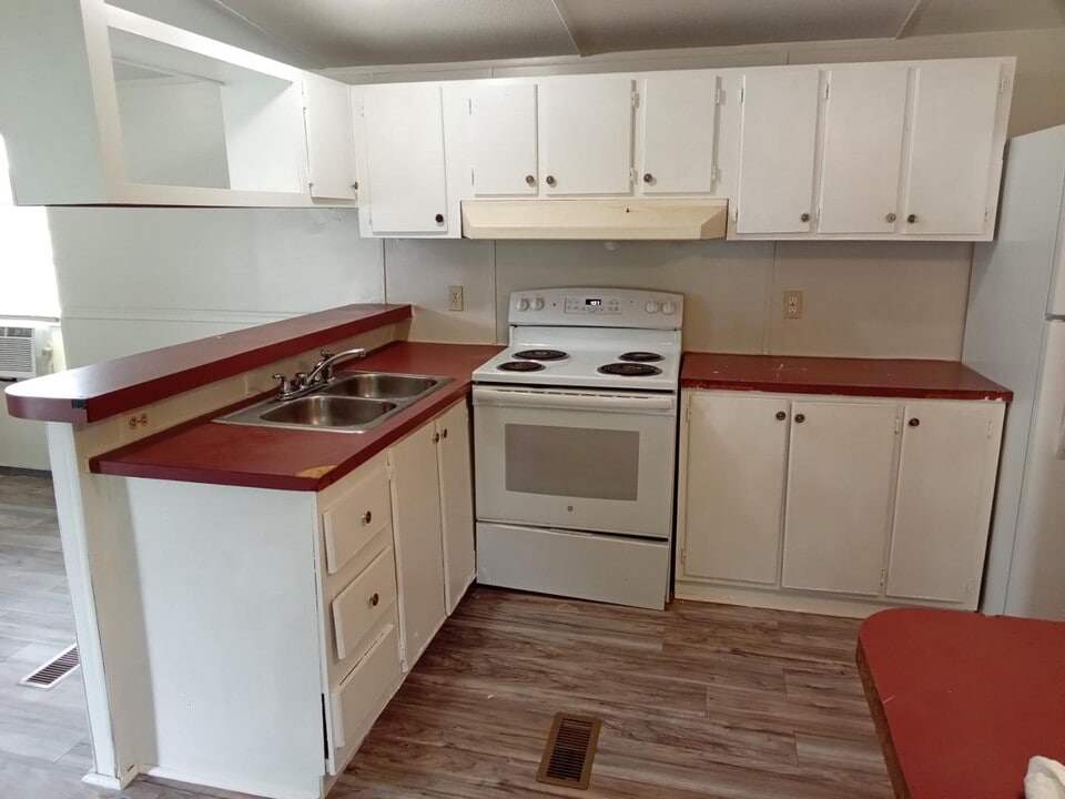 2504 Winston Churchill Dr in Hopewell, VA - Building Photo