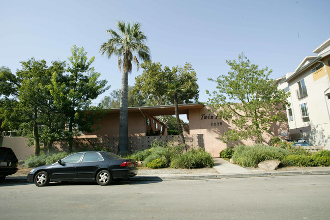 Twin Palms in Studio City, CA - Building Photo - Building Photo