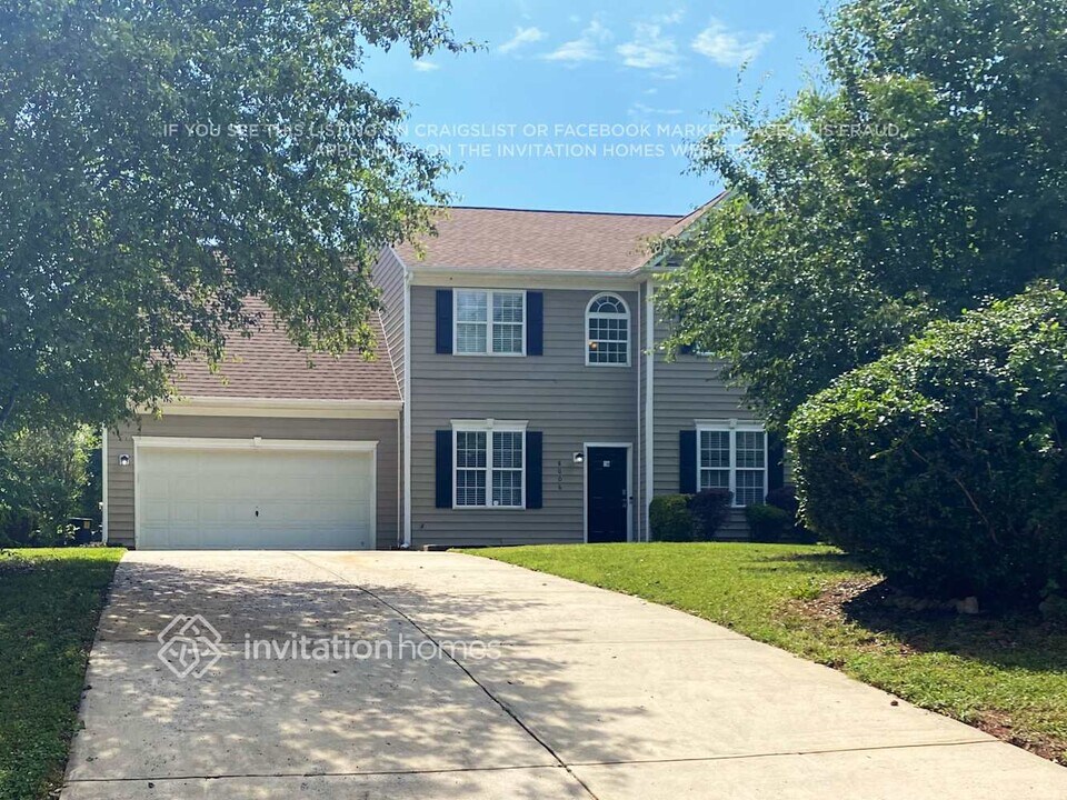 8006 Glamorgan Ln in Matthews, NC - Foto de edificio