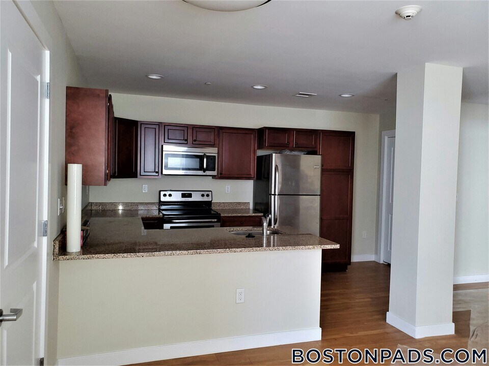 20 Pond St in Braintree, MA - Building Photo