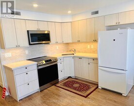 1032 Burnhamthorpe Rd E in Mississauga, ON - Building Photo - Building Photo