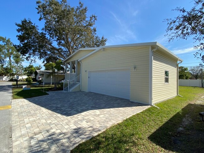 80 John F Kennedy St in Dunedin, FL - Foto de edificio - Building Photo