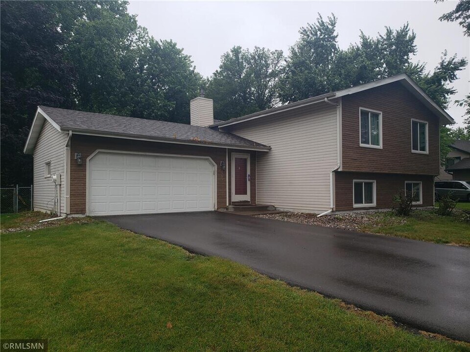 2905 Weston Ln N in Plymouth, MN - Building Photo
