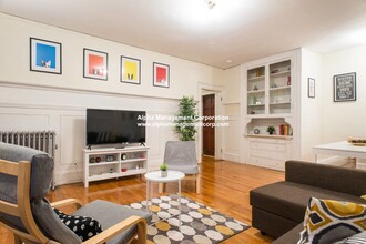 1249 Beacon St, Unit 3 in Brookline, MA - Foto de edificio - Building Photo