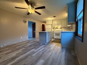 388 Newcomb Rd, Unit Apartment-B in North Kingstown, RI - Building Photo - Building Photo